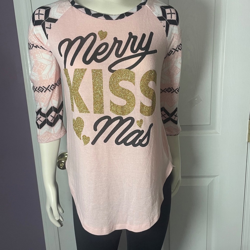 NWOT No Boundaries Merry Kissmas Pink Christmas Holiday 3/4 Sleeve‎ Top M